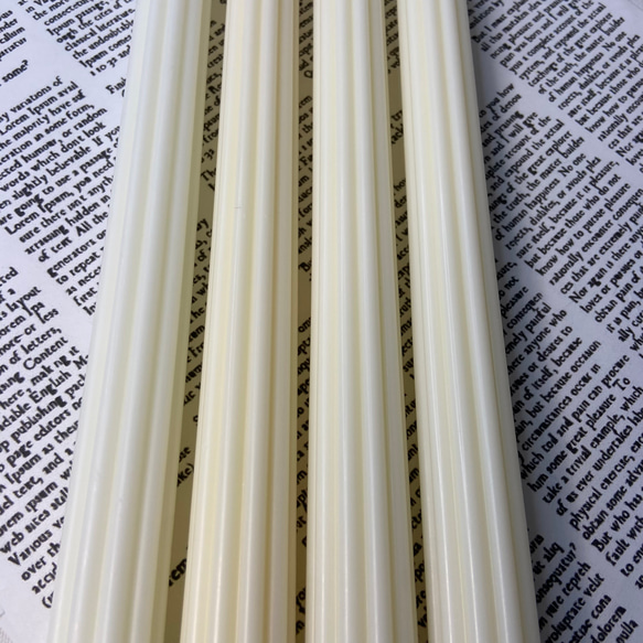ストライプテーパーキャンドル・くすみホワイト（４本セット）ソイキャンドル 3枚目の画像