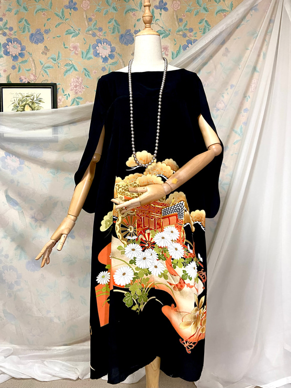 御所車に四季の花々 駒刺繍 黒留袖ドレス ケープスリーブ 着物リメイク