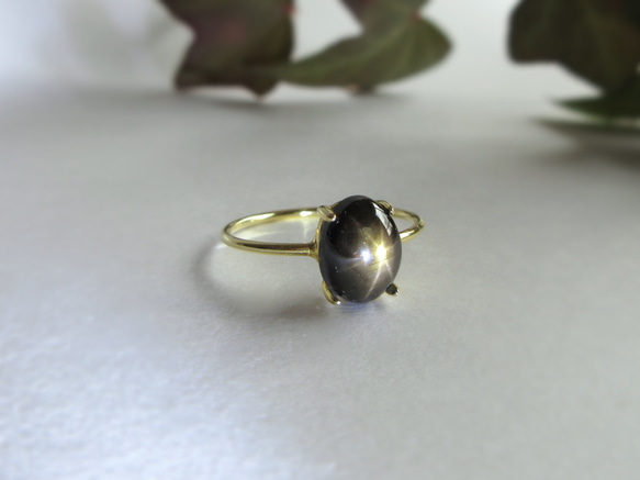 [九月生日石] 8x6 毫米美麗的「黑星藍寶石」凸圓面戒指 第1張的照片