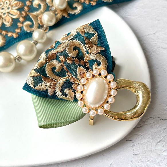 グリーン＊Wリボン＊メタルフープ リボンのポニーフック＊インド刺繍 