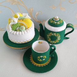 フェルト・刺繍のティーセット＆ケーキ　緑にミモザ　インテリア　飾り　置物　小物 2枚目の画像
