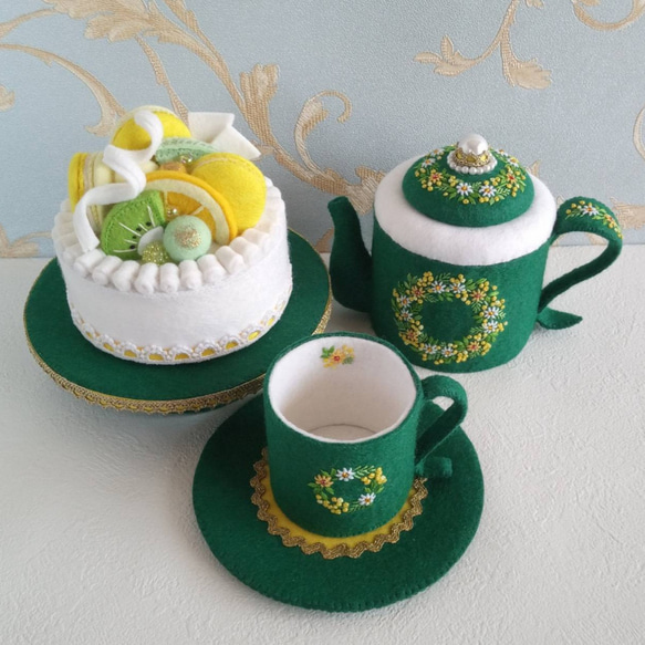 フェルト・刺繍のティーセット＆ケーキ　緑にミモザ　インテリア　飾り　置物　小物 2枚目の画像