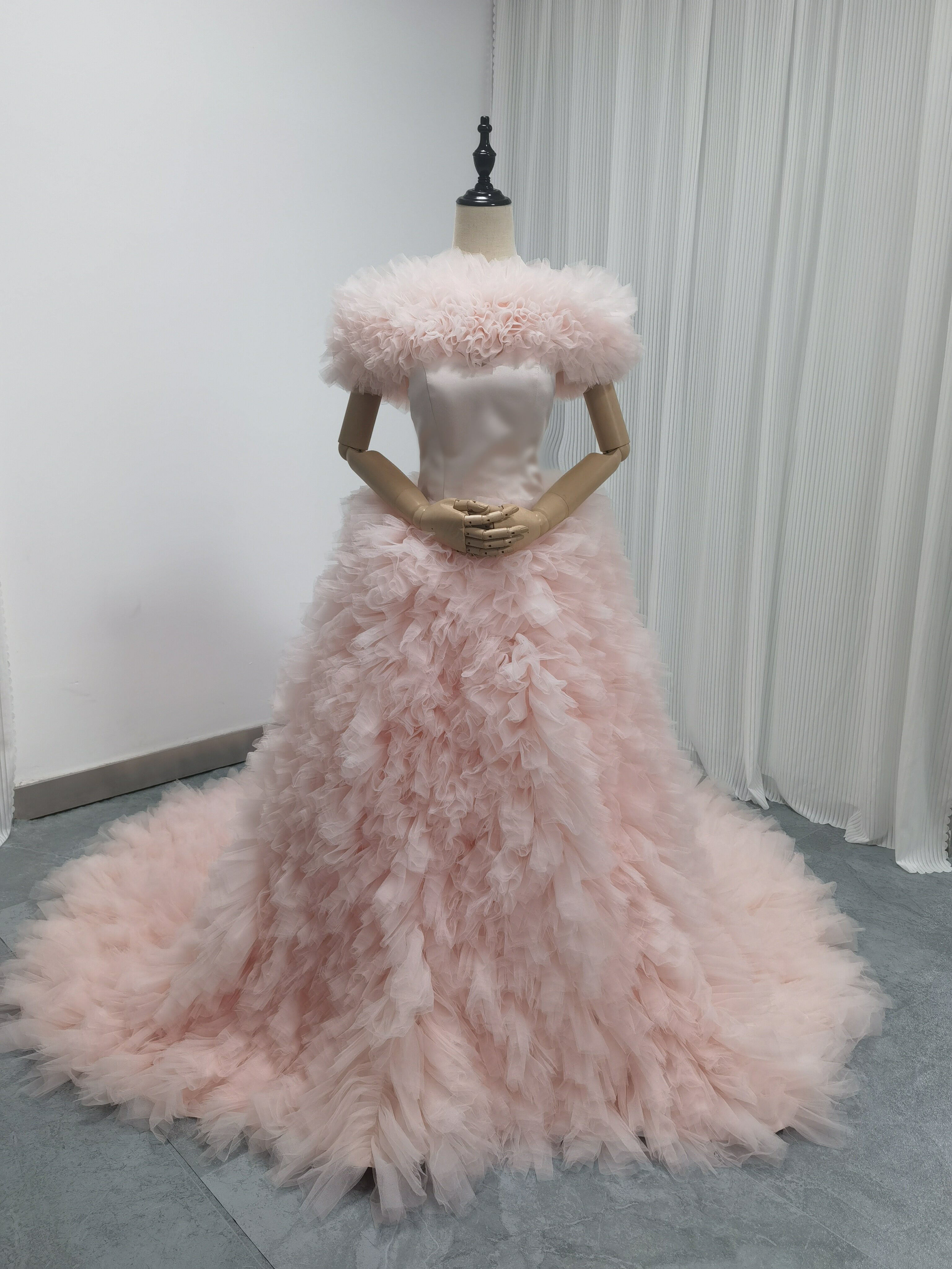 送料無料！豪華！ カラードレス ピンク 取り外しオフショルダー ラッフルフリル 編み上げ  プリンセスライン