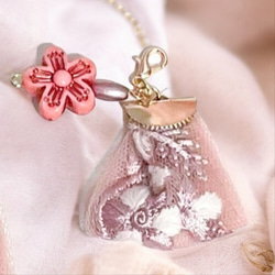 桜ピンクとチョコレートブラウンのチャーム　インド刺繍リボンと手染めビーズのチャーム　 4枚目の画像