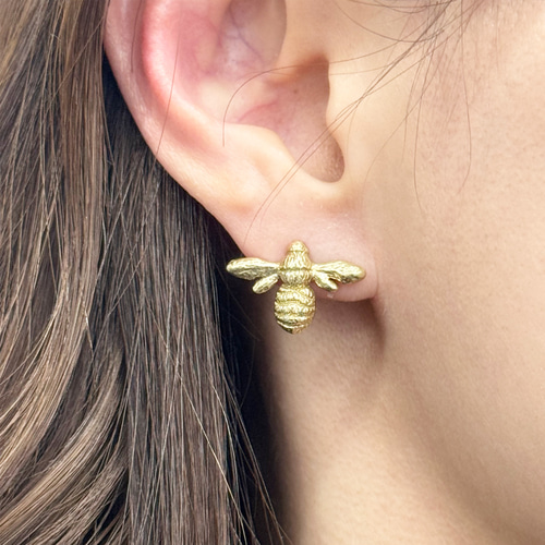 大人の蜂モチーフ ピアス【ete473】 ピアス（スタッド・一粒