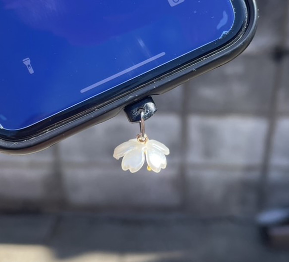 CYA　桜チャーム ダストプラグ コネクタ防塵保護カバー アクセサリー iPhone スマホ 携帯 AirPods 2枚目の画像