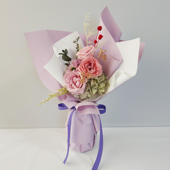 ローズのブーケ(ピンク・パープル)：ギフトにもおすすめ！プリザーブドフラワーの立てたまま飾れる自立する花束 1枚目の画像