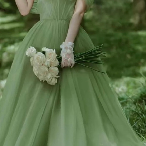 淡い緑色のオフショルダーウェディングドレス