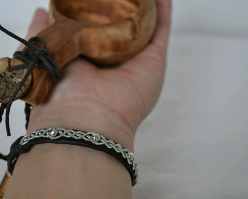 サミーブレスレット サーミブレスレット／選べる革色／幅細タイプ ブレスレット onnea+