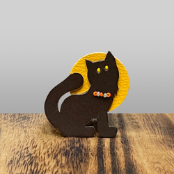 ブローチ【猫と月】ブラウン 茶猫 猫グッズ 1枚目の画像