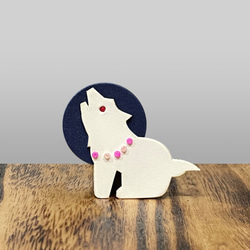 ブローチ【犬と月】ホワイト 白犬 ウルフ 犬グッズ 1枚目の画像