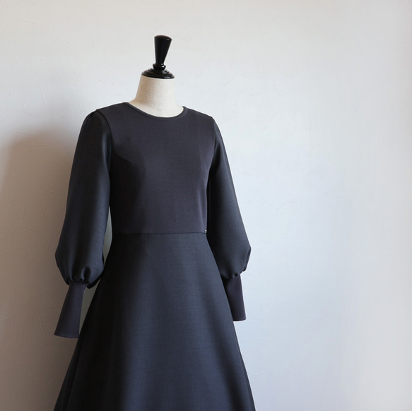 [適合儀式]不同材質製成的泡泡袖對接洋裝[木炭色] 第9張的照片