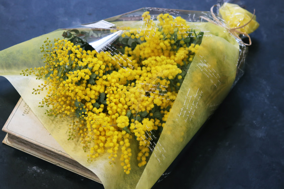 春を感じるふわふわ♪ミモザとユーカリの花束 2枚目の画像