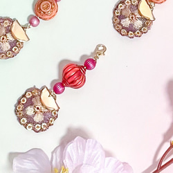 桜ピンクのチャーム　インド刺繍リボンと手染めビーズのチャーム　キーホルダー 6枚目の画像