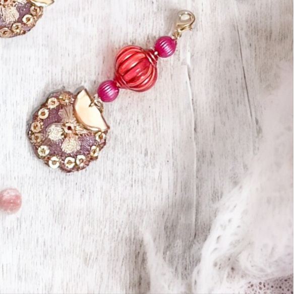 桜ピンクのチャーム　インド刺繍リボンと手染めビーズのチャーム　キーホルダー 4枚目の画像
