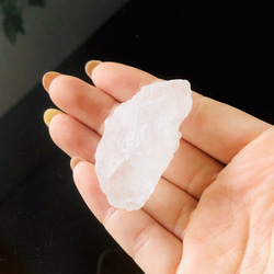 リビアングラス 24mm原石 9.2g #26102 天然石 榎本通商 通販 19826975