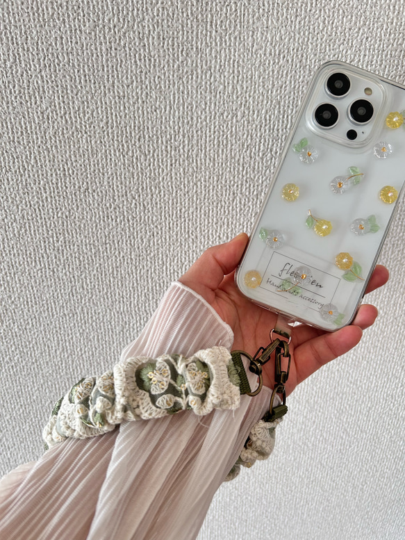 インド刺繍　リボン　持ち手がクシュクシュ　ハンドストラップ　スマホストラップ　グリーン 4枚目の画像