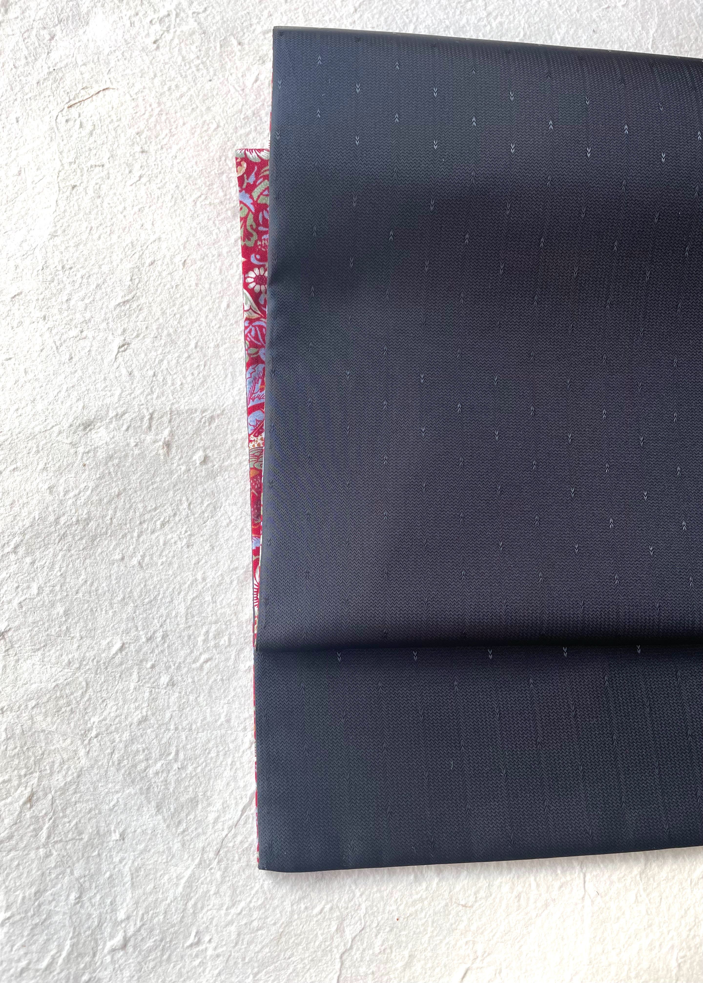 黒に近い濃チャコールグレーに裏勝りないちご泥棒の名古屋帯　赤の三分紐といちご泥棒の帯留めのセットです