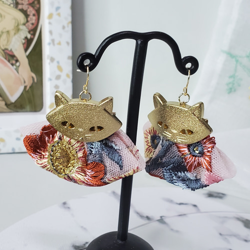 ネコカボションのインド刺繍リボンアクセサリー イヤリング/ピアス 