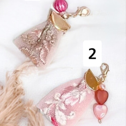 桜ピンクのチャーム　インド刺繍リボンと手染めビーズのチャーム　キーホルダー 2枚目の画像