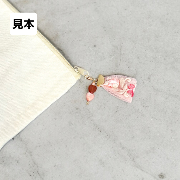 桜ピンクのチャーム　インド刺繍リボンと手染めビーズのチャーム　キーホルダー 8枚目の画像