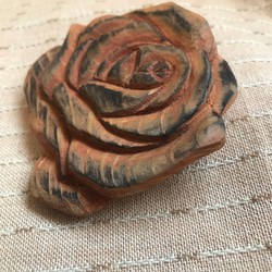 薔薇のブローチ 2枚目の画像