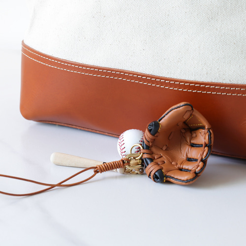 【極美品・袋付】FENDI　野球ボール　チャーム　バックチャーム FENDI/フェンディ 電球モチーフ バッグチャーム/キーリング