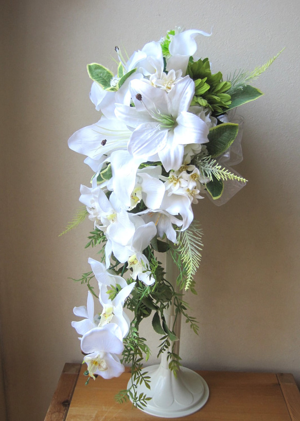 カサブランカと胡蝶蘭のキャスケードブーケ♪ブートニア付き♪生花みたいに綺麗な造花です♪高品質なのに安い0679 3枚目の画像