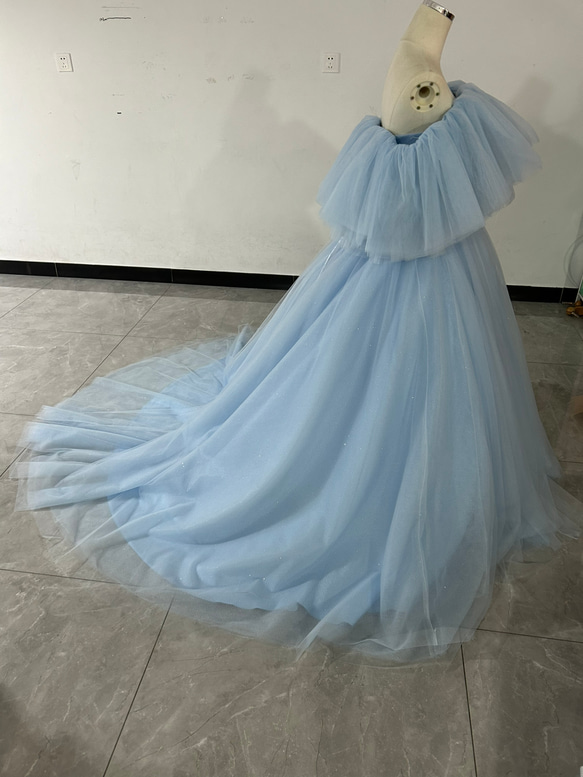 爽やかで優しいブルー カラードレス オフショルダー キラキラチュール 花嫁 4枚目の画像