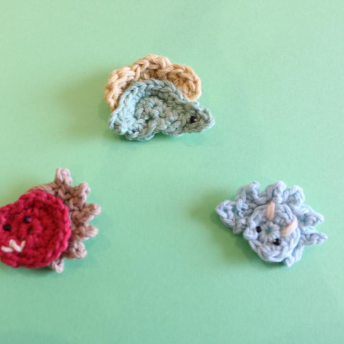 恐竜レースモチーフ編みかぎ編みワッペン入園ベビークリップ