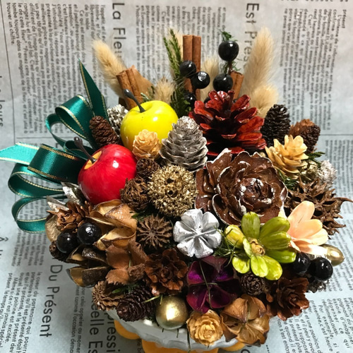 トロッケンゲビンデ》北欧の森の木の実と林檎のテーブルアレンジ（1点