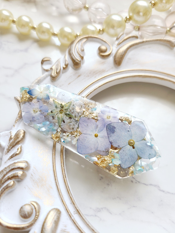 ♡2点～送料無料♡春の訪れ*＊　紫陽花と青い小花のヘアクリップ　ドライフラワーレジン  ボタニカルレジン 1枚目の画像