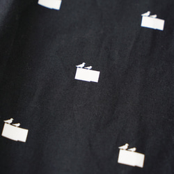鳥の横向きシルエットが可愛い モノトーン配色ラウンドカットシャツ 5枚目の画像