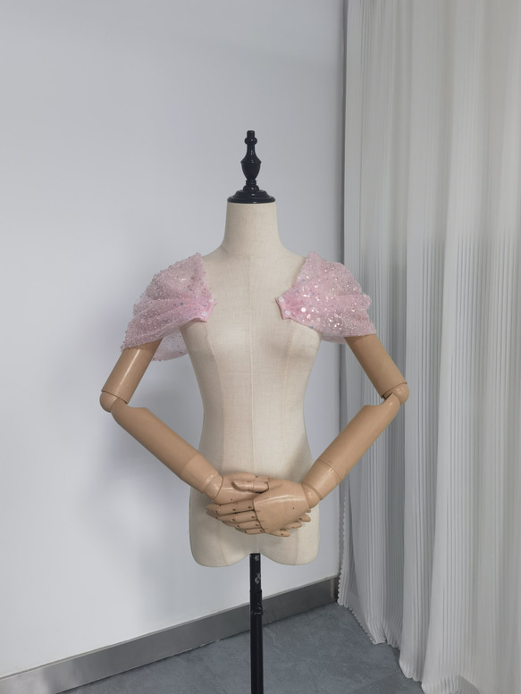 送料無料！取り外しオフショルダー ピンク キラキラ光る刺繍   可愛い ビーズ 花嫁/ウェディングドレス 1枚目の画像