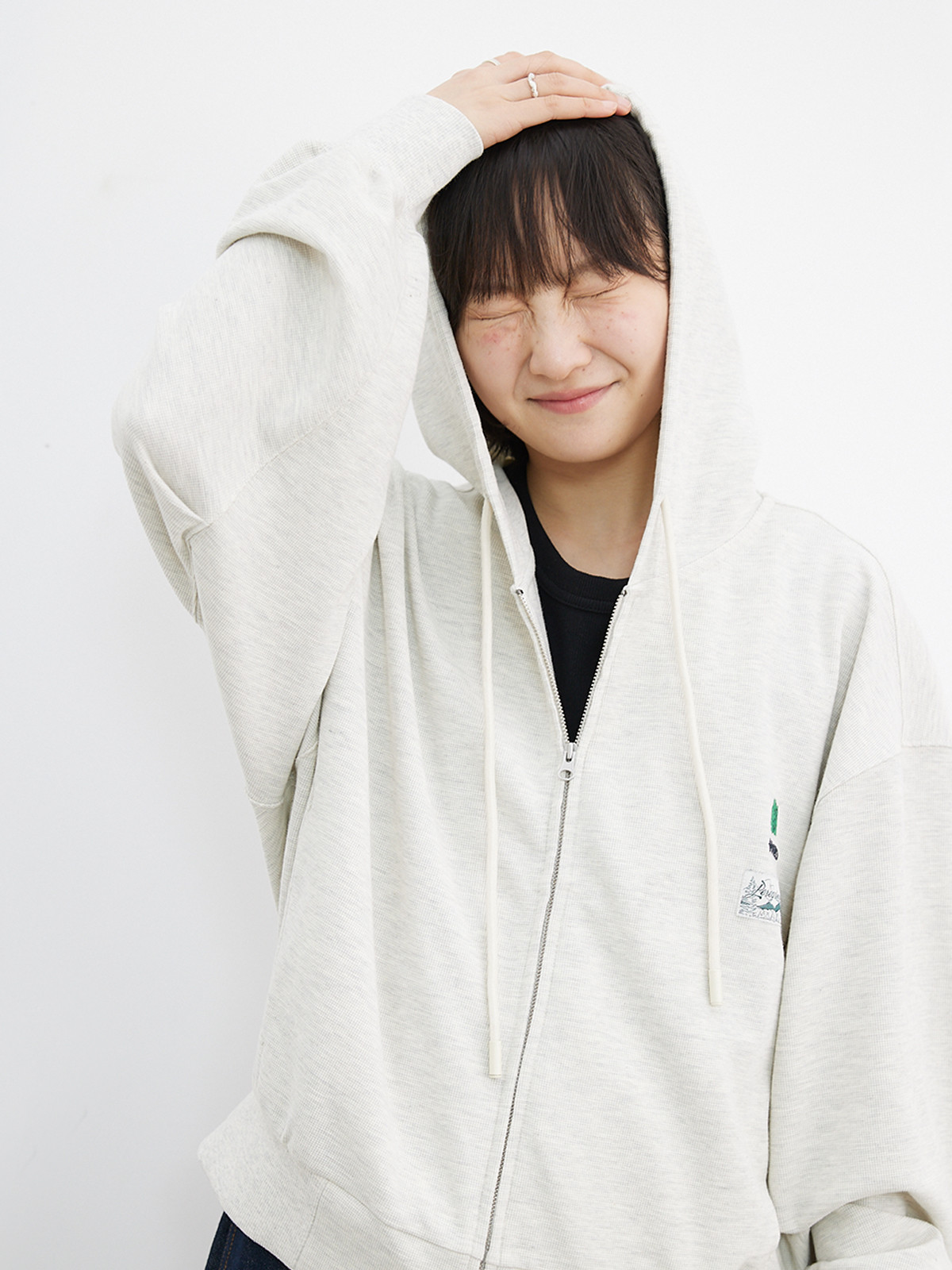 【即納】お洒落なワッペン付きで日常から旅先まで 刺繍入りパーカー ライトグレー