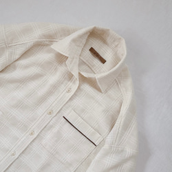 透け感と表情豊かな凹凸が美しいービッグシルエット×生成りのチェックシャツ 2枚目の画像