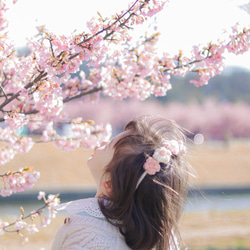 キッズカチューシャ 子供 ヘアアクセサリー 花柄 春 桜 手編み ピンク 1枚目の画像