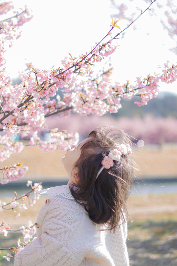 キッズカチューシャ 子供 ヘアアクセサリー 花柄 春 桜 手編み ピンク 1枚目の画像
