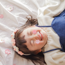 キッズカチューシャ 子供 ヘアアクセサリー 花柄 春 桜 手編み ピンク 2枚目の画像