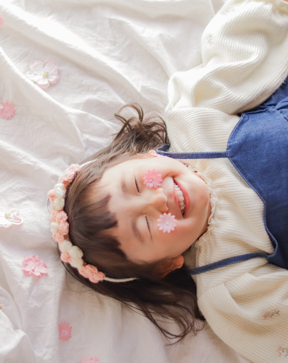 キッズカチューシャ 子供 ヘアアクセサリー 花柄 春 桜 手編み ピンク 2枚目の画像