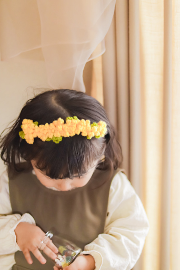 キッズカチューシャ 子供 ヘアアクセサリー 花柄 春 手編み ミモザ 3枚目の画像