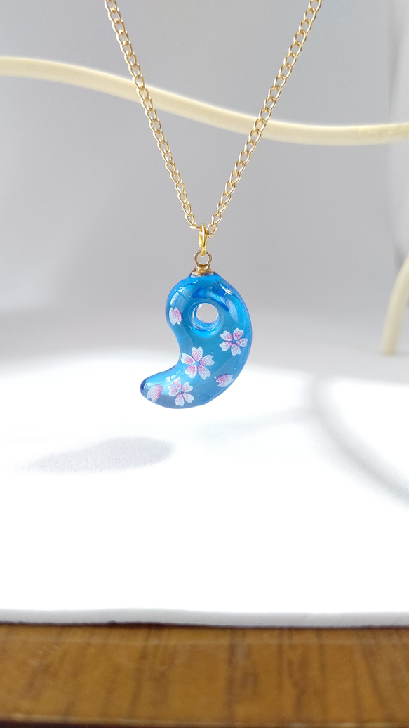 ネックレスレジン作成品 冬の新作＊シルバーの雪の結晶と水色の勾玉型レジンのネックレス