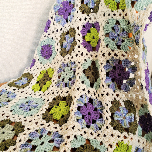 かぎ針編みのミニブランケット・マルチカバー・初夏・紫とブルーの花畑
