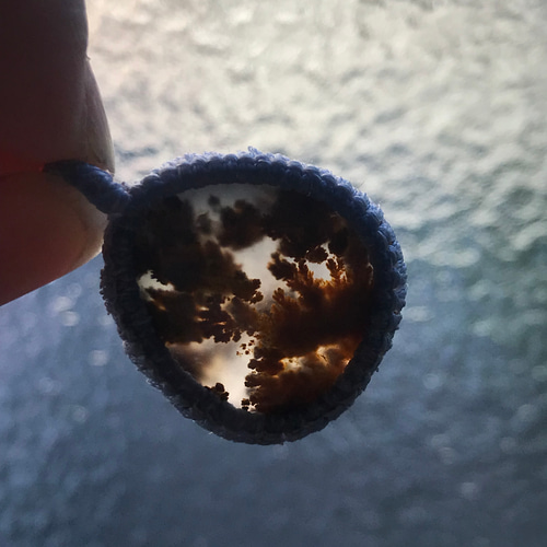 よしみ様　ラスト　レア　高品質　ブルー　ゴビアゲート　ゴビ瑪瑙　握り石 ゴビ瑪瑙 ゴビアゲート 胸元に宿る、魂のまなざし No.20 - メルカリ