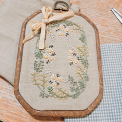 アカシアミモザの刺繍飾り 2枚目の画像