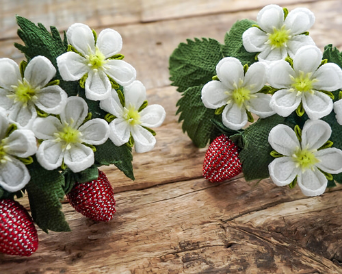 いちごヘアコーム　オフ白 今年度のオーダー再開【苺の髪飾り】成人式 七五三 つまみ細工 髪飾り