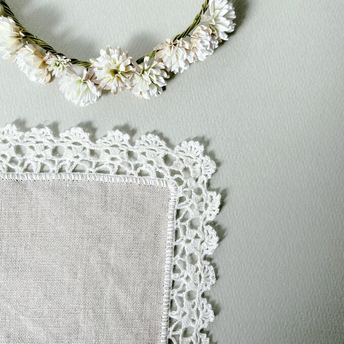イニシャル刺繍サービス✳︎手編みレースのリネンハンカチ＊シロツメクサ✳︎生地×ow＊SS size