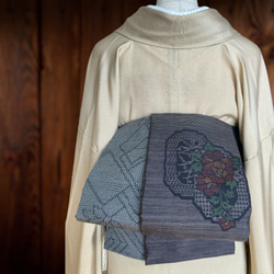 *和服* 這是用泥染的大島紬和雪花紬製成的半寬成人平子帶。長430cm。 第1張的照片