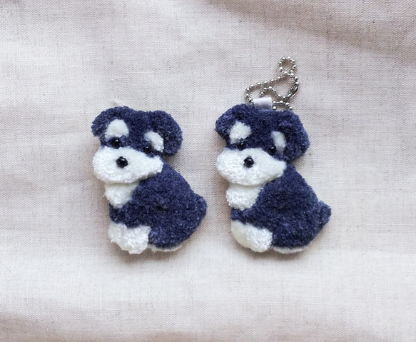 ミニチュア・シュナウザーの刺繍ブローチ【小】　犬　 2枚目の画像