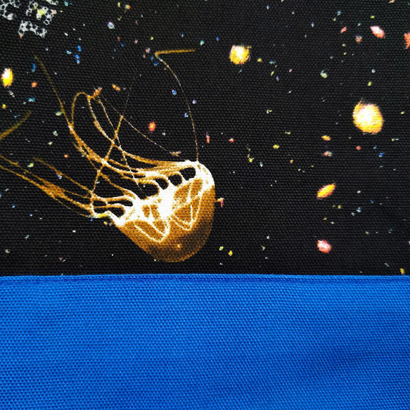 レッスンバッグ 宇宙に浮かぶ地球.宇宙飛行士.宇宙船 黒×コバルト 5枚目の画像